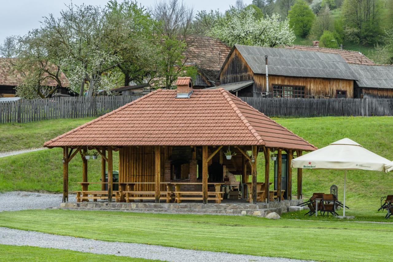 Biotour Camping & Restaurant Ghimeş-Făget Екстериор снимка